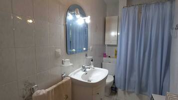 Bathtub, bidet