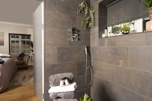 The Courtyard Suite | Salle de bain | Articles de toilette de luxe, sèche-cheveux, peignoirs, chaussons