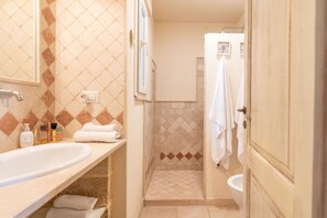 Douche, séchoir à cheveux, bidet, serviettes fournies
