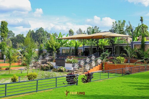 TRIPLINQ HOTEL & RESORT