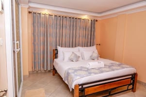 Ropa de cama de alta calidad, colchones Select Comfort y escritorio 