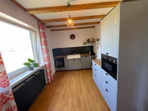 Køleskab, mikrobølgeovn, ovn, kogeplade