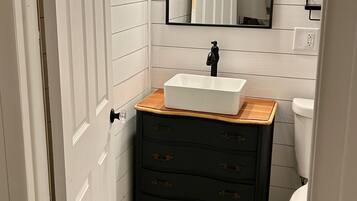 Een bad/douchecombinatie, milieuvriendelijk toiletgerief