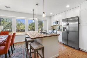 Réfrigérateur, four à micro-ondes, un four, surface de cuisson