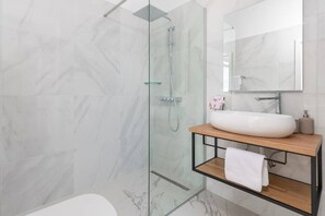 Dusche, Haartrockner, Handtücher