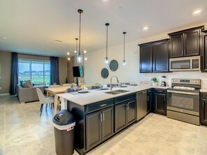 Fridge, microwave, oven, stovetop - Cozy Escape/ Themed Room & Waterpark Access (Four Corners)