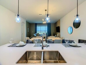 Dining - Cozy Escape/ Themed Room & Waterpark Access (Four Corners)