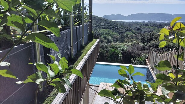 A pool with a view of a forest and mountains. - Villa Anchorage, SEA VIEW, HEATED POOL , no vis-a-vis (PORTO VECCHIO)