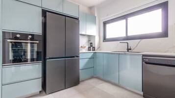 Een koelkast, een magnetron, een oven, een kookplaat