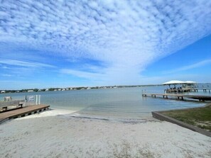 Una spiaggia nelle vicinanze
