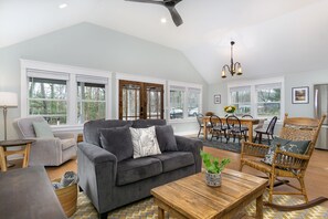 TV - Blue Heron Bungalow  5 Min to Downtown Black Mtn (Black Mountain)