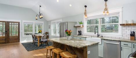 Kylskåp, mikrovågsugn, ugn och spishäll