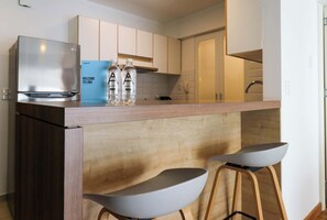 Kjøleskap, mikrobølgeovn, kokeplater og kaffetrakter/tekoker