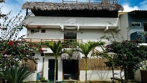 A two-story building with a thatched roof, a balcony, and a sign reading "Dani Villa". - POUSADA MARIA DO LAMPIÃO  (Jijoca de Jericoacoara)