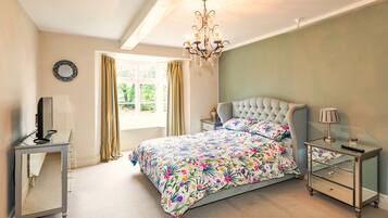 4 bedrooms, iron/ironing board, free WiFi, bed sheets