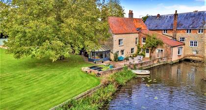 Islip Mill House - Beautiful Riverside Home