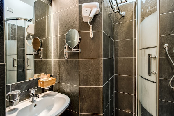 Shower - Double room with private bathroom inside (Esquilino district) (Roma)