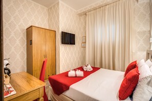 1 bedroom, desk, free WiFi - Double room with private bathroom inside (Esquilino district) (Roma)