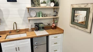 Kjøleskap, mikrobølgeovn, kaffetrakter/tekoker og vannkoker