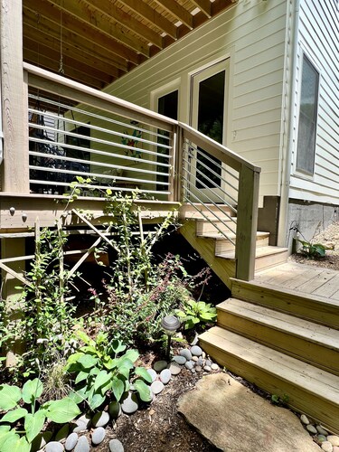 Cozy, Pet-Friendly Walkable Retreat West Asheville. 2 beds, 1 bath, kitchen!