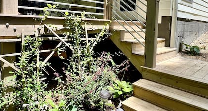 Cozy, Pet-Friendly Walkable Retreat West Asheville. 2 beds, 1 bath, kitchen!