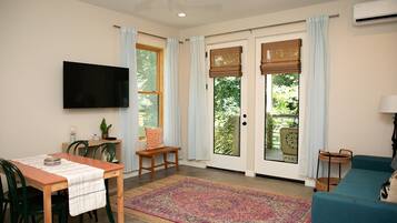 Smart-TV, bøker og stereoanlegg