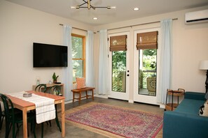 Smart TV, books, stereo - Walkable West Asheville Retreat. Urban Woods Sunny porch - Family Pet Friendly (Asheville)