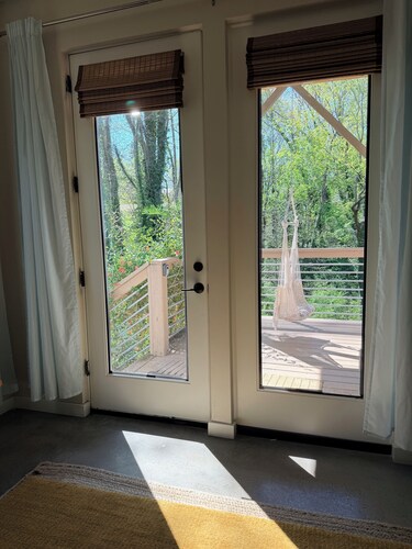 Walkable West Asheville Retreat - Sunny porch, 2 beds, 1 bath Pet-Friendly