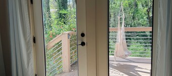 Walkable West Asheville Retreat - Sunny porch, 2 beds, 1 bath Pet-Friendly