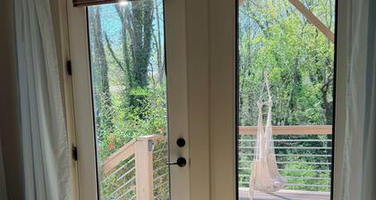 Walkable West Asheville Retreat - Sunny porch, 2 beds, 1 bath Pet-Friendly