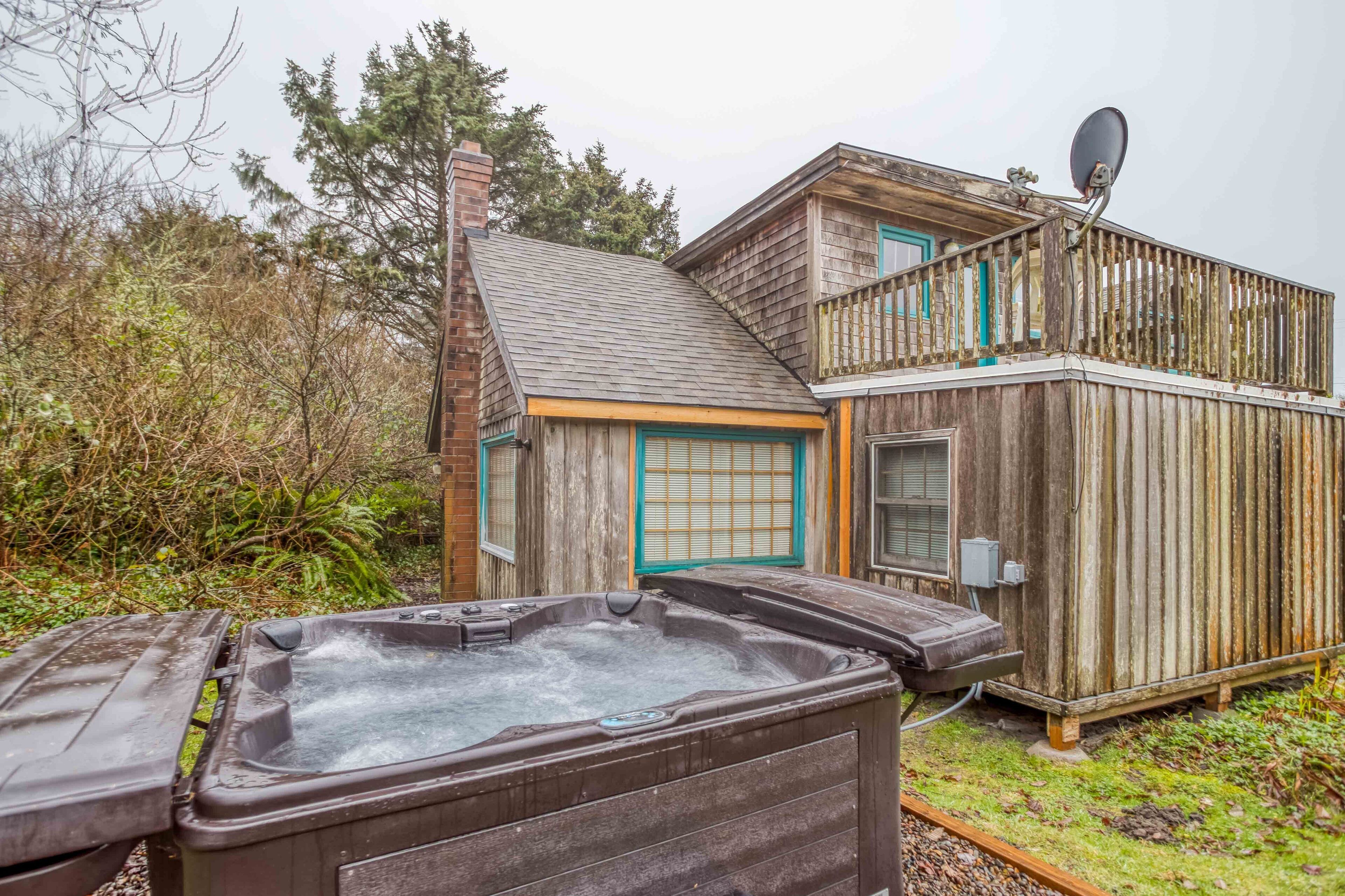 Pretty, Updated Oregon Beach Cottage is Just a Block to the Beach!