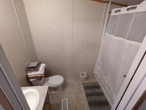 Kombination af bruser/badekar, hårtørrer, håndklæder, Toiletpapir