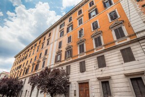 Vista frontal de la propiedad