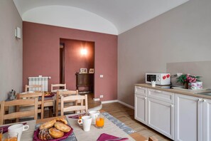 Shared fridge, microwave - femasuites (Rome)
