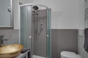 Economy Double Room | Bathroom | Shower, rainfall showerhead, hair dryer, bidet - femasuites (Rome)