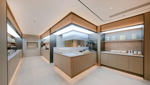 Una cocina moderna con una isla central, electrodomésticos integrados y mucho espacio de almacenamiento.