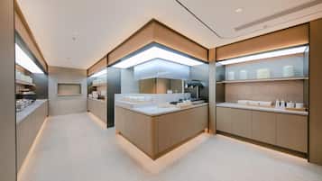 Una cocina moderna con una isla central, electrodomésticos integrados y mucho espacio de almacenamiento.