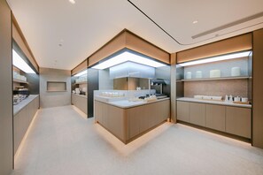 Una cocina moderna con una isla central, electrodomésticos integrados y mucho espacio de almacenamiento.