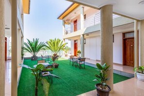 Outdoor dining - Entebbe Traveller's Room 14. (Entebbe)