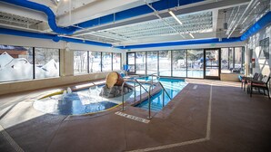 Una piscina interior con vistas al exterior.