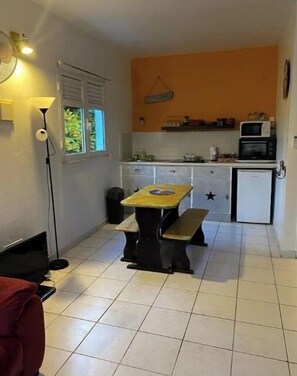 Fridge, microwave, oven, stovetop - 3 - The almond tree (La Trinité)