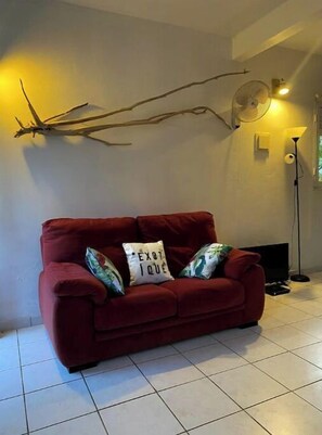 TV, books - 3 - The almond tree (La Trinité)