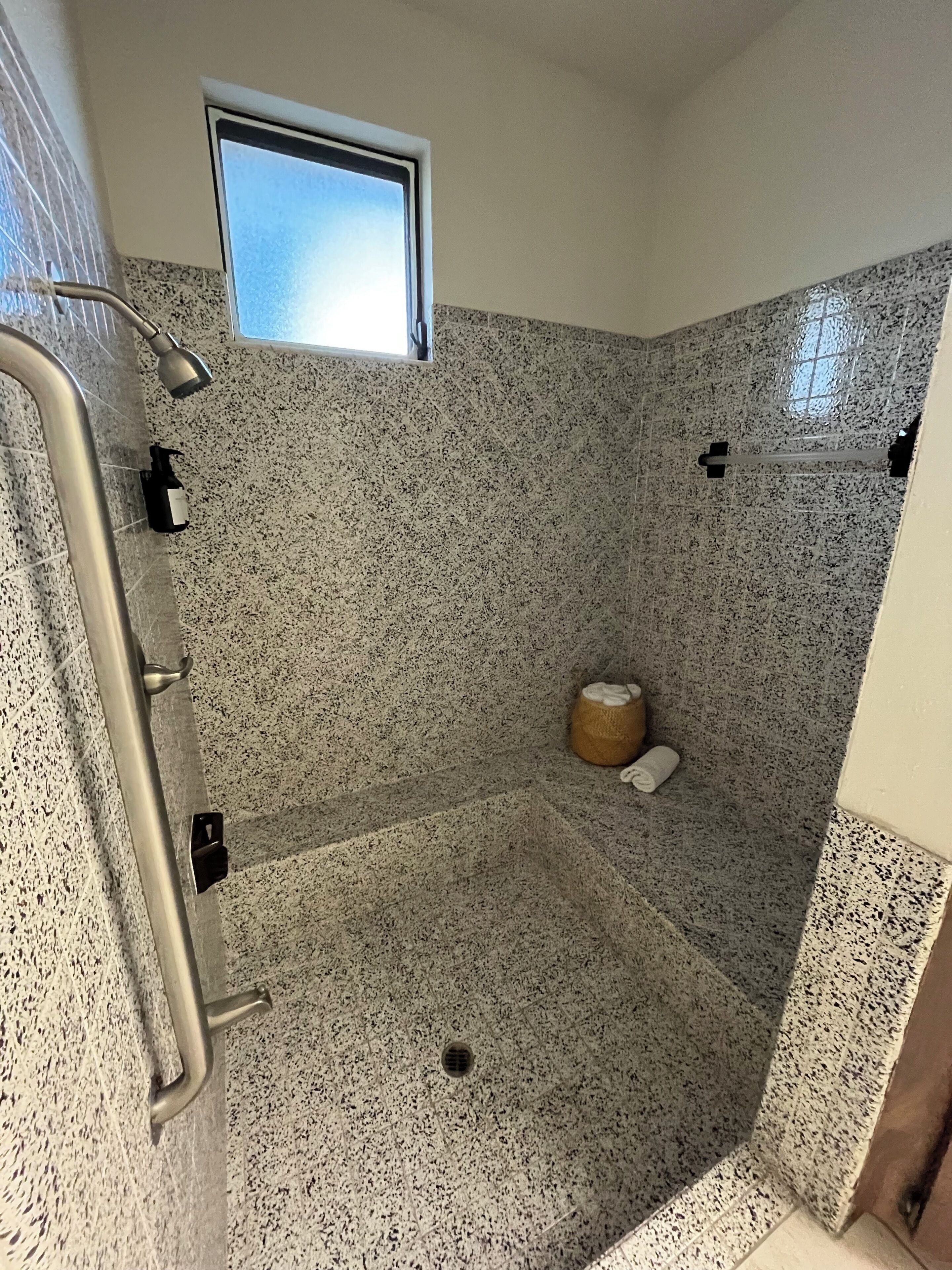 Doccia, asciugacapelli, asciugamani, sapone