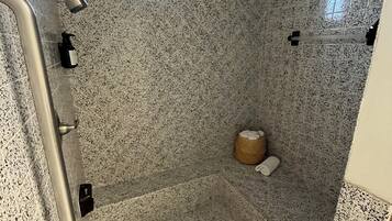 Doccia, asciugacapelli, asciugamani, sapone