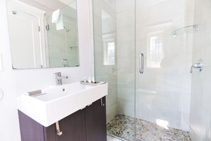 Standard Room | Bathroom | Towels - Maverick Suites at 89 Marion (Brookline)