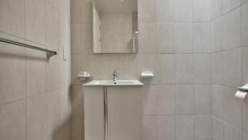 Deluxe Apartment, 2 Bedrooms | Bathroom