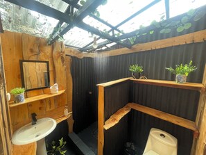Panoramic-Ferienhütte | Badezimmer | Dusche, Haartrockner, Handtücher, Seife