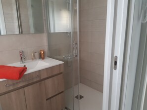 Douche, sèche-cheveux, serviettes fournies
