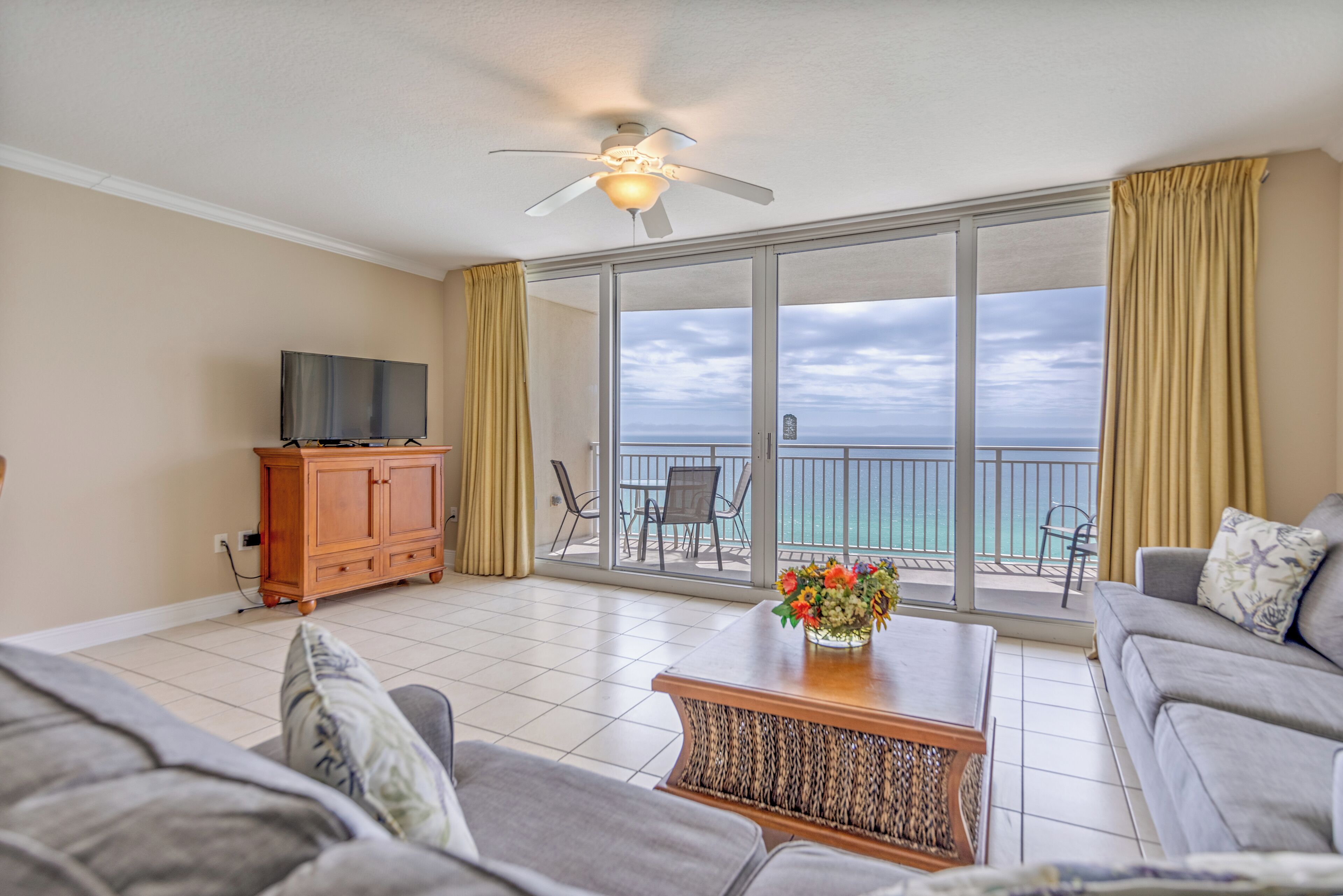 تلفزيون بشاشة مسطحة