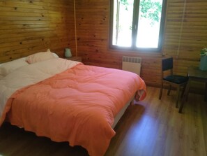 4 bedrooms, desk, iron/ironing board, free WiFi